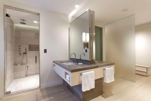 Suite de 1 dormitorio con vistas a la ciudad del hotel Hyatt Grand Central New York. Foto 3