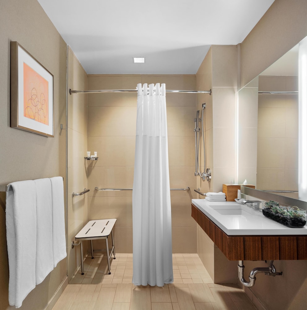 Habitación, 1 cama de matrimonio grande, accesible para personas con discapacidad (Shower) del hotel Hyatt Grand Central New York. Foto 3
