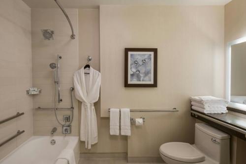 Habitación Doble Tradicional adaptada para personas con discapacidad auditiva - 2 camas dobles del hotel The Westin New York Grand Central. Foto 3