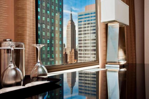 Habitación Premium con 1 cama extragrande, sofá cama y vistas del hotel The Westin New York Grand Central. Foto 4