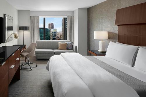 Habitación Tradicional con cama extragrande - Adaptada para personas con discapacidad auditiva del hotel The Westin New York Grand Central. Foto 1