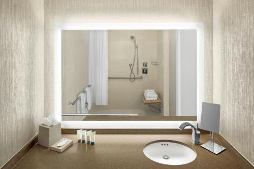 Habitación Tradicional con cama extragrande - Adaptada para personas con discapacidad auditiva del hotel The Westin New York Grand Central. Foto 5