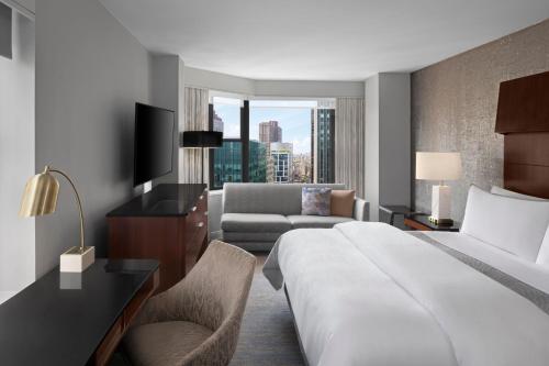 Habitación Premium más grande con 1 cama extragrande y sofá cama del hotel The Westin New York Grand Central