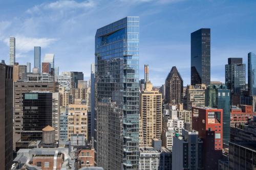 Habitación Premium con 1 cama extragrande, sofá cama y vistas del hotel The Westin New York Grand Central. Foto 6