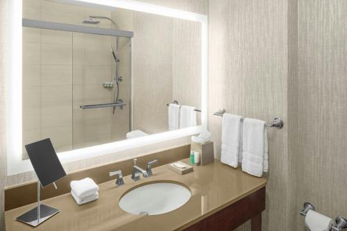 Habitación Premium con 1 cama extragrande, sofá cama y vistas del hotel The Westin New York Grand Central. Foto 9