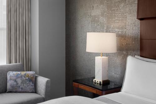 Habitación Premium más grande con 1 cama extragrande y sofá cama del hotel The Westin New York Grand Central. Foto 3