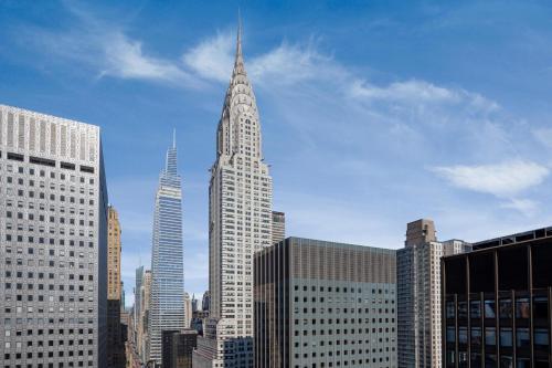 Habitación Premium más grande con 1 cama extragrande y sofá cama del hotel The Westin New York Grand Central. Foto 4