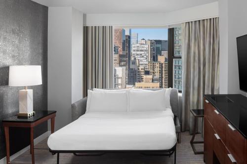 Habitación Premium más grande con 1 cama extragrande y sofá cama del hotel The Westin New York Grand Central. Foto 4