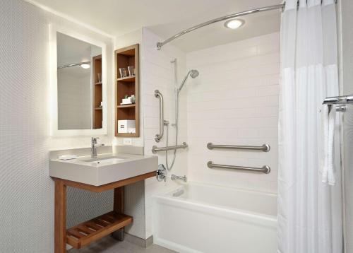 Alojamiento Urban con cama extragrande y bañera adaptado para personas con movilidad reducida del hotel New York Hilton Midtown. Foto 2