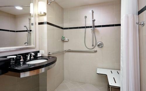 Alojamiento Urban con cama extragrande y ducha accesible en silla de ruedas adaptado para personas con movilidad reducida del hotel New York Hilton Midtown