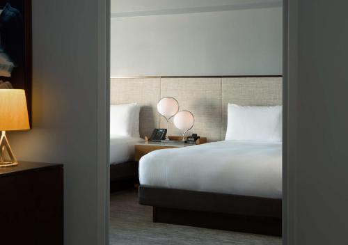 Suite Familiar con 2 camas dobles del hotel New York Hilton Midtown. Foto 1