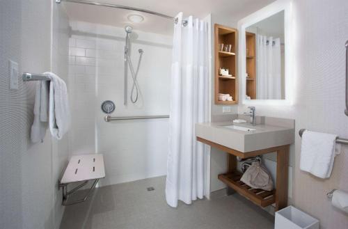 Alojamiento Urban con cama extragrande y ducha accesible en silla de ruedas adaptado para personas con movilidad reducida del hotel New York Hilton Midtown. Foto 1