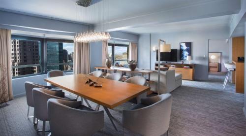 Suite Presidencial de 1 dormitorio con cama extragrande y ducha accesible en silla de ruedas adaptada para personas con movilidad reducida del hotel New York Hilton Midtown. Foto 2