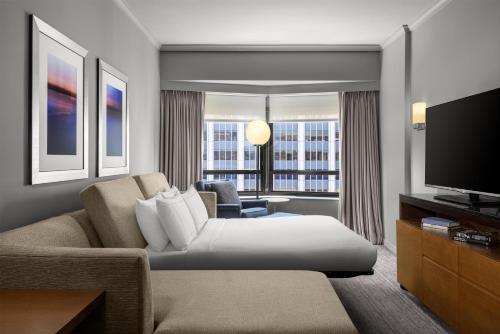 Suite Executive con sofá cama - Cama extragrande del hotel New York Hilton Midtown. Foto 2