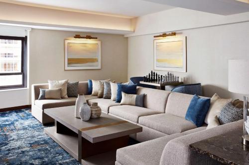 Suite Presidencial Esquinera con sofá cama - Cama extragrande del hotel New York Hilton Midtown. Foto 3