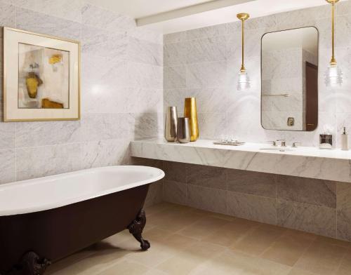 Suite Presidencial Esquinera con sofá cama - Cama extragrande del hotel New York Hilton Midtown. Foto 4