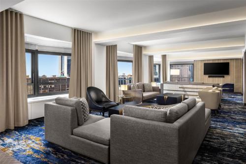 Suite Presidencial Esquinera con sofá cama - Cama extragrande del hotel New York Hilton Midtown. Foto 7