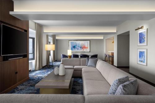 Suite Presidencial Esquinera con sofá cama - Cama extragrande del hotel New York Hilton Midtown. Foto 9