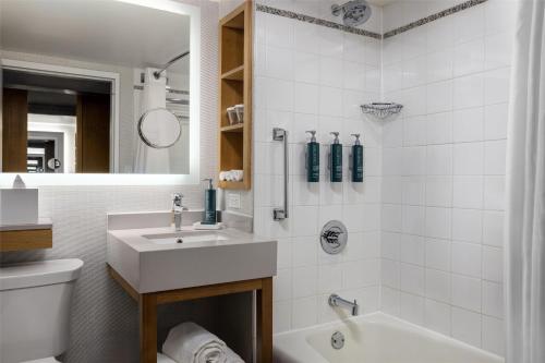 Alojamiento Urban con cama extragrande adaptado para personas con discapacidad auditiva del hotel New York Hilton Midtown. Foto 4