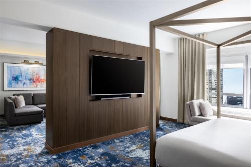 Suite Presidencial Esquinera con sofá cama - Cama extragrande del hotel New York Hilton Midtown. Foto 5