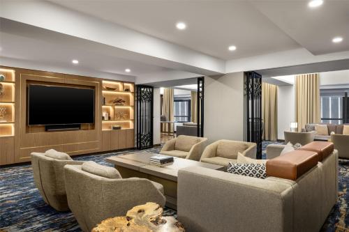 Suite Presidencial Esquinera con sofá cama - Cama extragrande del hotel New York Hilton Midtown. Foto 6