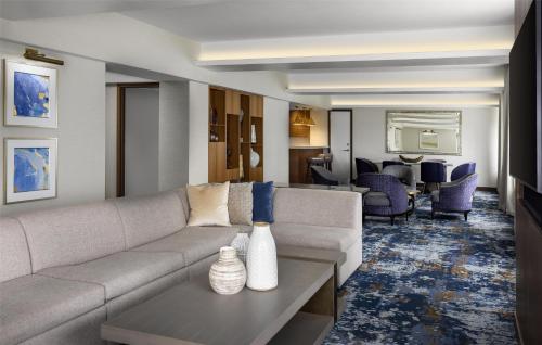 Suite Presidencial Esquinera con sofá cama - Cama extragrande del hotel New York Hilton Midtown. Foto 8