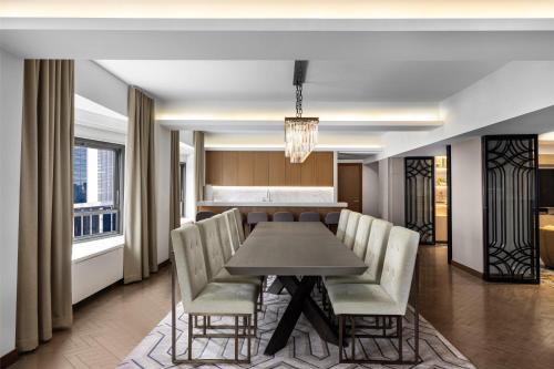 Suite Presidencial Esquinera con sofá cama - Cama extragrande del hotel New York Hilton Midtown. Foto 10