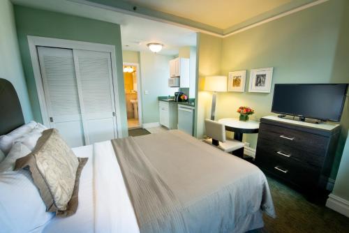 Habitación con cama grande del hotel Beacon. Foto 3