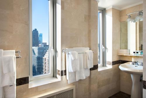 Suite Deluxe de 1 dormitorio con vistas - 1 cama grande del hotel Beacon. Foto 6