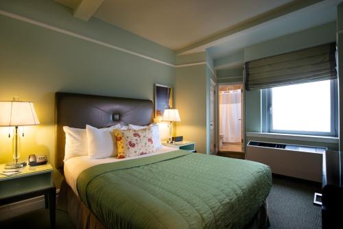Suite de 1 dormitorio con cama grande del hotel Beacon. Foto 3