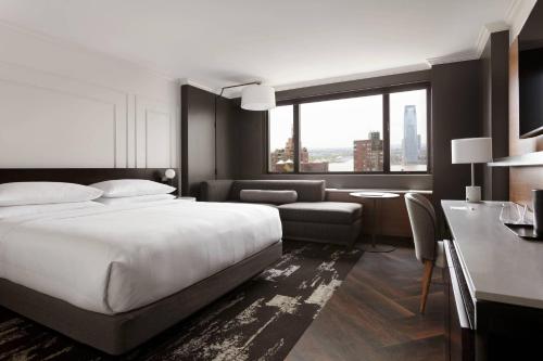 Habitación Doble Deluxe con vistas al río Hudson - Cama extragrande del hotel New York Marriott Downtown