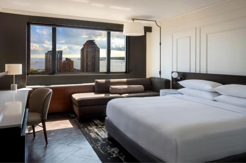 Habitación Doble Deluxe con cama grande y vistas al puerto del hotel New York Marriott Downtown