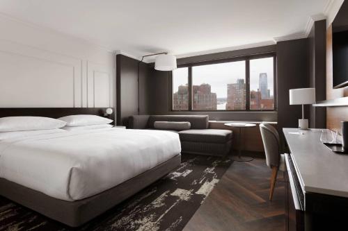 Habitación Doble Deluxe con cama grande y vistas al puerto del hotel New York Marriott Downtown. Foto 1