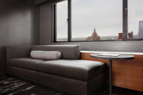 Habitación Doble Deluxe con cama grande y vistas al puerto del hotel New York Marriott Downtown. Foto 2