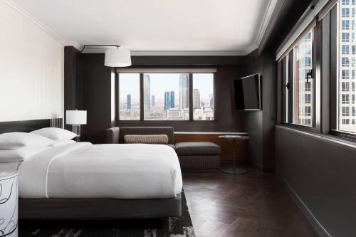 Suite Junior esquinera con cama extragrande y sofá cama del hotel New York Marriott Downtown