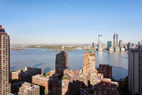 Habitación Deluxe con cama extragrande y vistas al río Hudson - Adaptada para personas con discapacidad auditiva del hotel New York Marriott Downtown. Foto 3