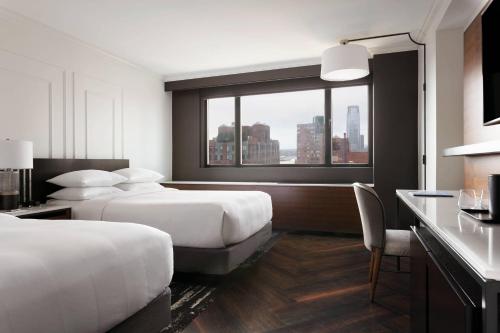 Habitación Doble Deluxe con ducha accesible en silla de ruedas - Adaptada para personas con movilidad reducida del hotel New York Marriott Downtown