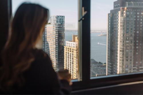 Habitación Deluxe con cama extragrande, ducha accesible en silla de ruedas y vistas al puerto - Adaptada para personas con movilidad reducida del hotel New York Marriott Downtown. Foto 4