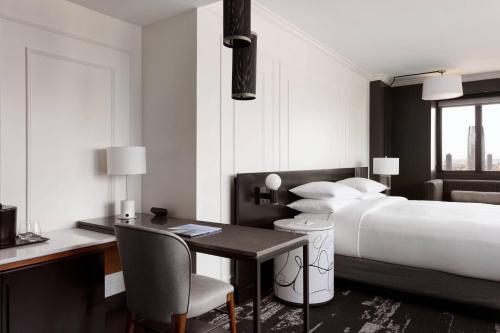Suite Junior Grande con cama extragrande, sofá cama y ducha accesible en silla de ruedas - Adaptada para personas con movilidad reducida del hotel New York Marriott Downtown. Foto 1