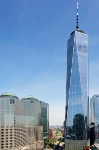 Suite Junior esquinera con cama extragrande y sofá cama del hotel New York Marriott Downtown. Foto 2