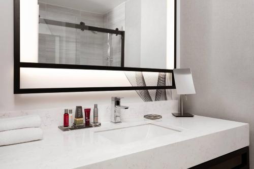 Habitación Doble Deluxe con ducha de transferencia - Adaptada para personas con movilidad reducida del hotel New York Marriott Downtown. Foto 2