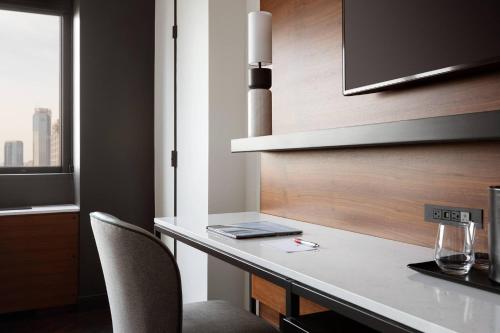 Habitación Doble Deluxe con 2 camas dobles - adaptada para personas con discapacidad auditiva del hotel New York Marriott Downtown. Foto 1