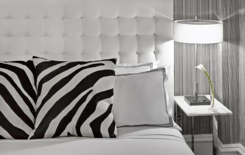 Estudio con cama extragrande y sofá cama del hotel Moderne. Foto 3