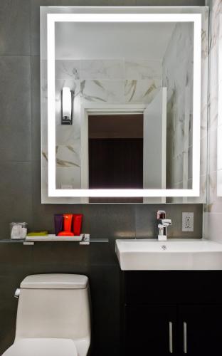 Estudio con cama extragrande y sofá cama del hotel Moderne. Foto 4