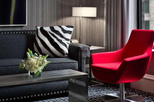 Estudio con cama extragrande y sofá cama del hotel Moderne. Foto 6