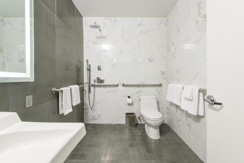 Habitación con cama extragrande - Adaptada para personas de movilidad reducida del hotel Moderne. Foto 2