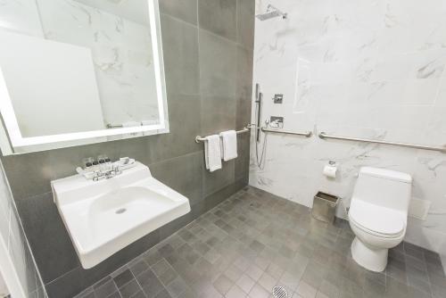 Habitación con cama extragrande - Adaptada para personas de movilidad reducida del hotel Moderne. Foto 3