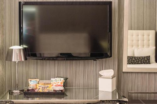 Habitación con cama extragrande - Adaptada para personas de movilidad reducida del hotel Moderne. Foto 4