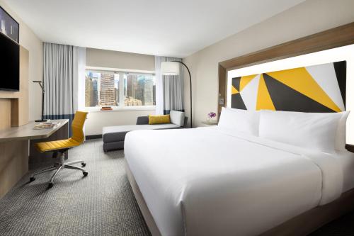 Habitación Social con vistas a la ciudad, cama extragrande y ducha accesible del hotel M Social Times Square New York