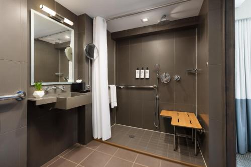 Habitación Social con vistas a la ciudad, cama extragrande y ducha accesible del hotel M Social Times Square New York. Foto 1